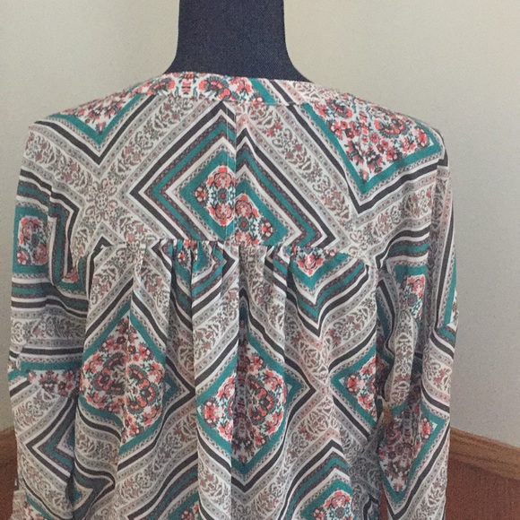 SOLD :::: Patterned button up blouse - Picture 3 of 3